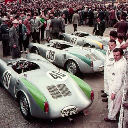 Nr.40. Richard von Frankenberg i Helm Glöckler, nr.39. Johnny Claes i Pierre Stasse, nr.47. Zora Arkus Duntov i Gustave Olivier – Porsche 550/4 RS 1100 Spyder.